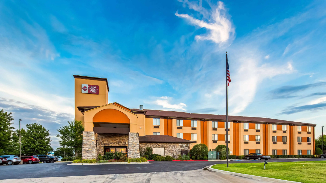 Best Western Plus Woodland Hills Hotel & Suites