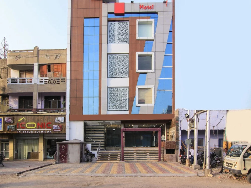 OYO 14886 Hotel Royal Paradise