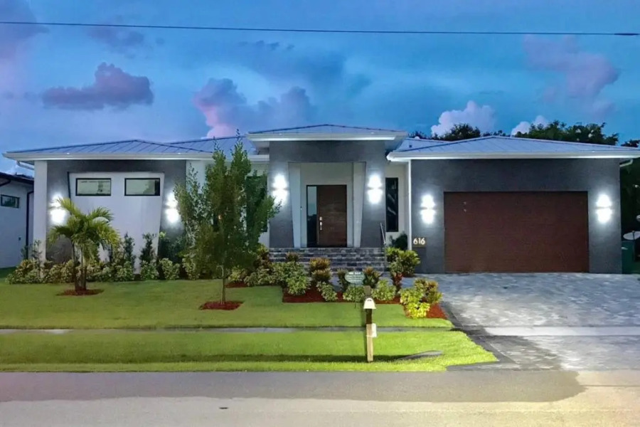 Beach 5 Min. Walk-Luxurious Modern Pool Home