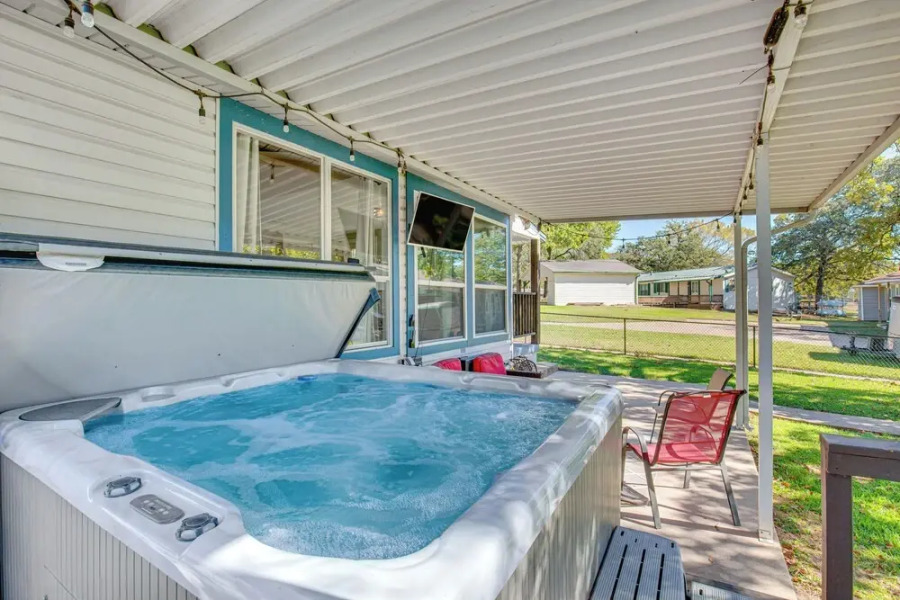 Waterfront Retreat w/ Hot Tub in Gun Barrel City!
