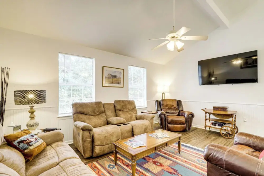 Wine Tours & Antiquing: Townhome Near Dtwn Brenham
