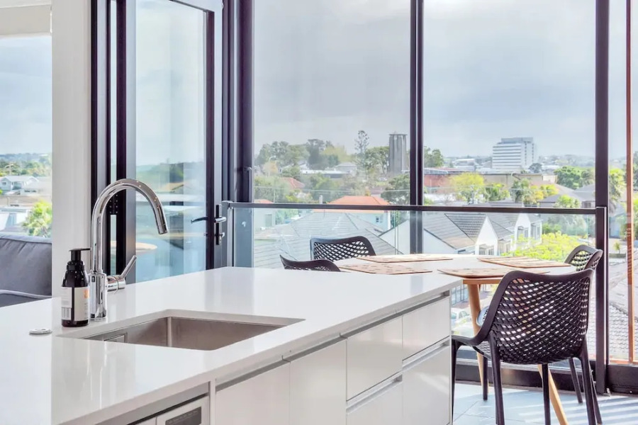 Takapuna Contemporary 2BR with Carpark