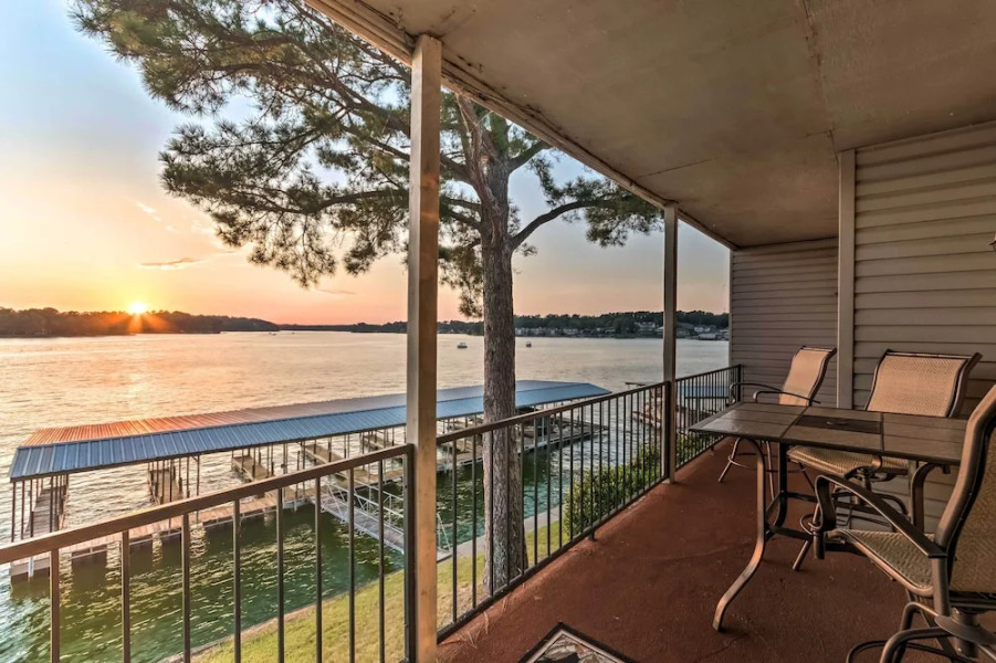 Sunset-view Resort Condo on Lake Hamilton!