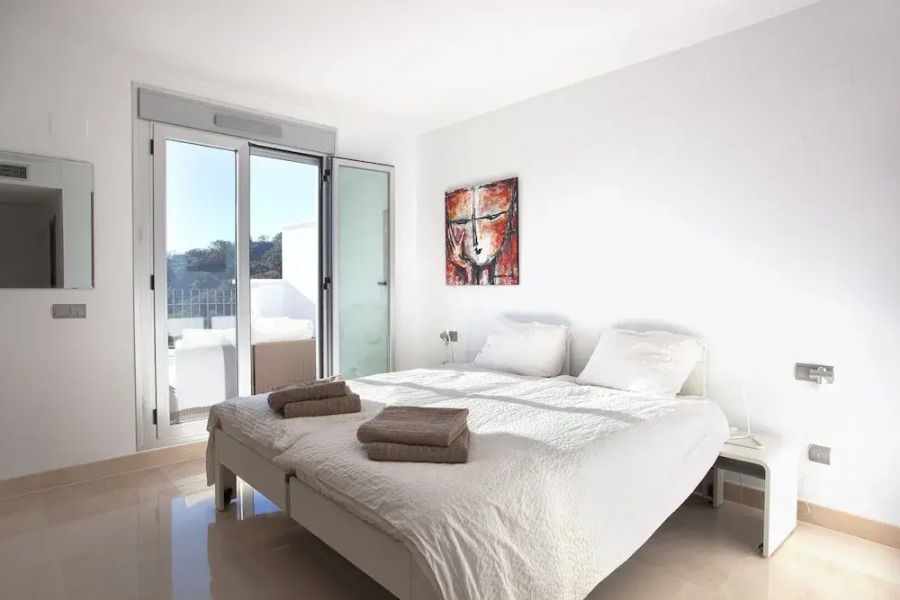 Modern Apartment With Balcony