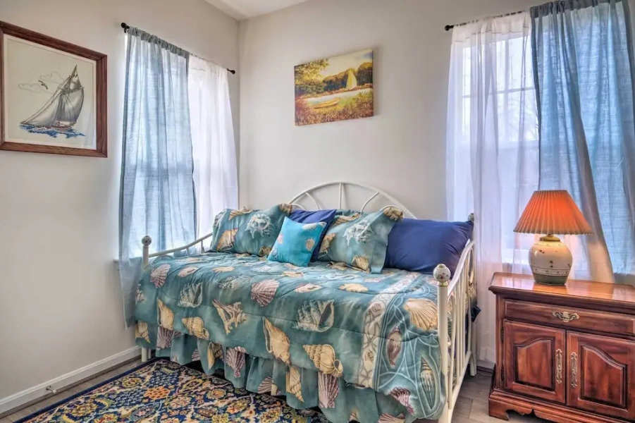 Riverside House w/ Kayaks, Piano & Fireplace