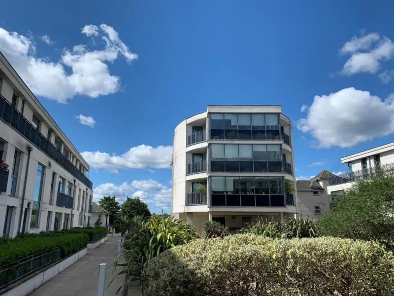 Chertsey - Beautiful 2 Bedroom Penthouse