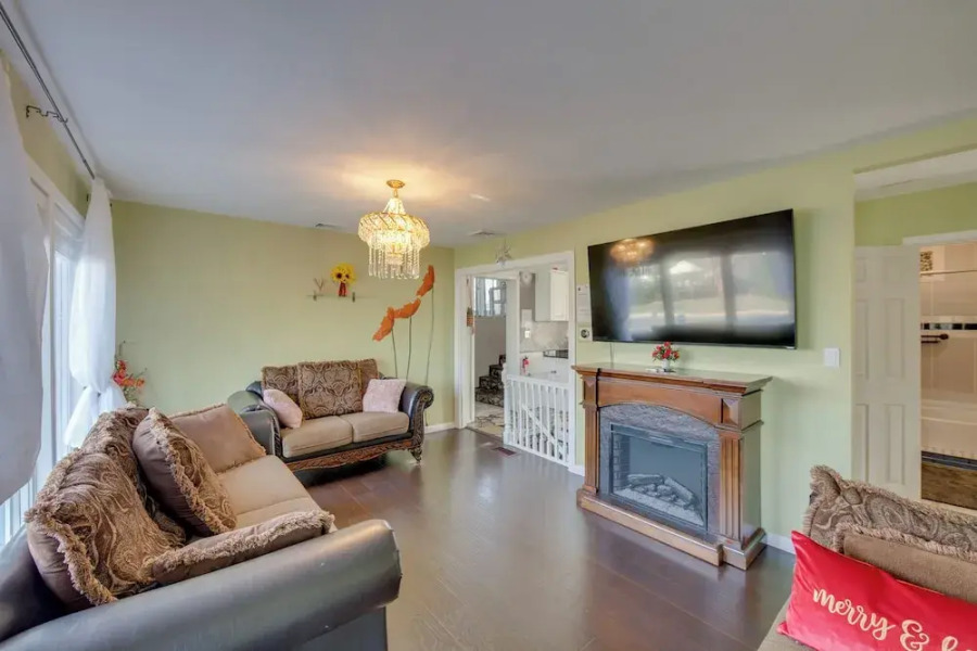 2 Mi to Hersheypark: Group Getaway w/ Deck