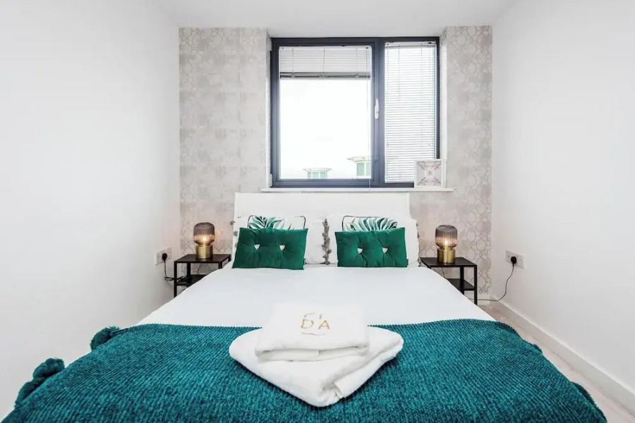 Basildon - 2-bed - Sleeps 5 - Near Train Station