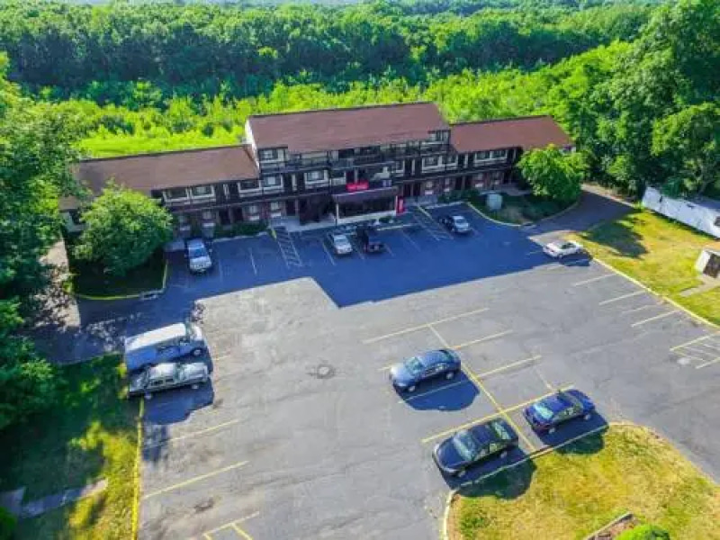 Colonial Inn & Suites