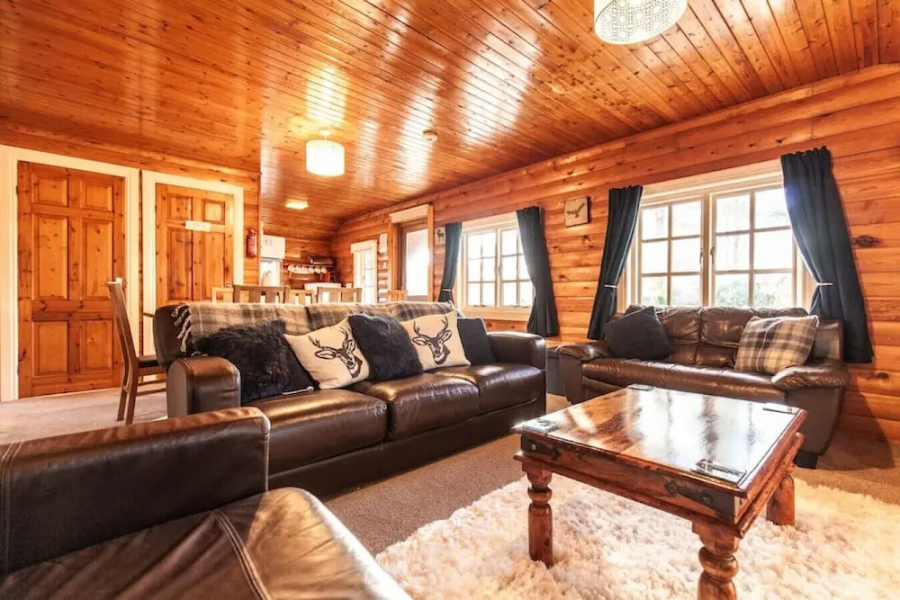 Brenin 3 Bedroom rural wood Lodge