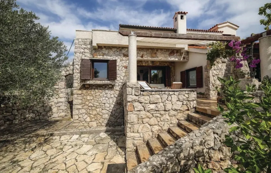 Beautiful Home in Drvenik Mali With Wifi and 5 Bedrooms