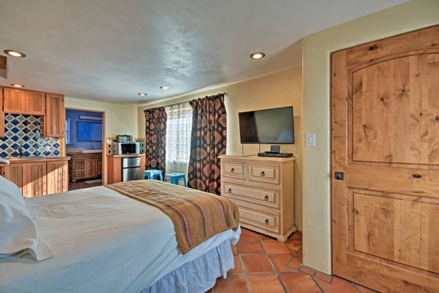 Cozy 'blue Adobe' w/ Steam Room 2 Mi. From Taos!