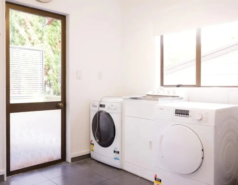 Modern 4 Bedroom Family Home With Pool