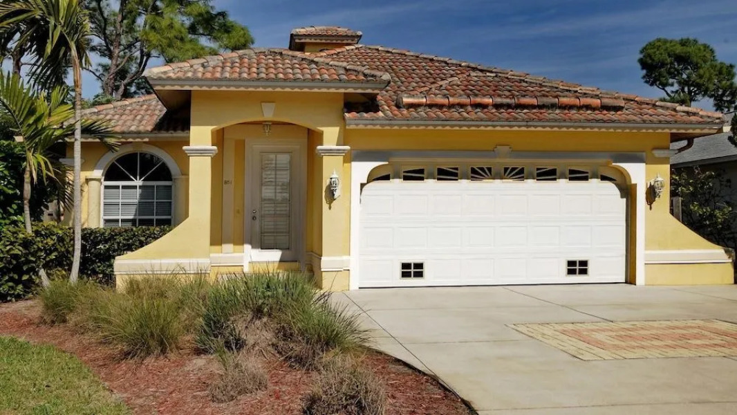 Tuscan Vacation Rental. Stylish 3-Bedroom Getaway Near Vanderbilt Beach Enjoy a Private Pool, Spacious Layout, and Modern Comforts Perfect for Families, Groups, and Pet-Friendly Stays