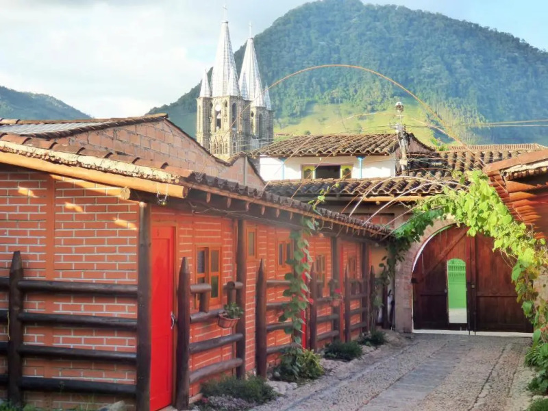 Hotel Kantarrana Urbana Jardin