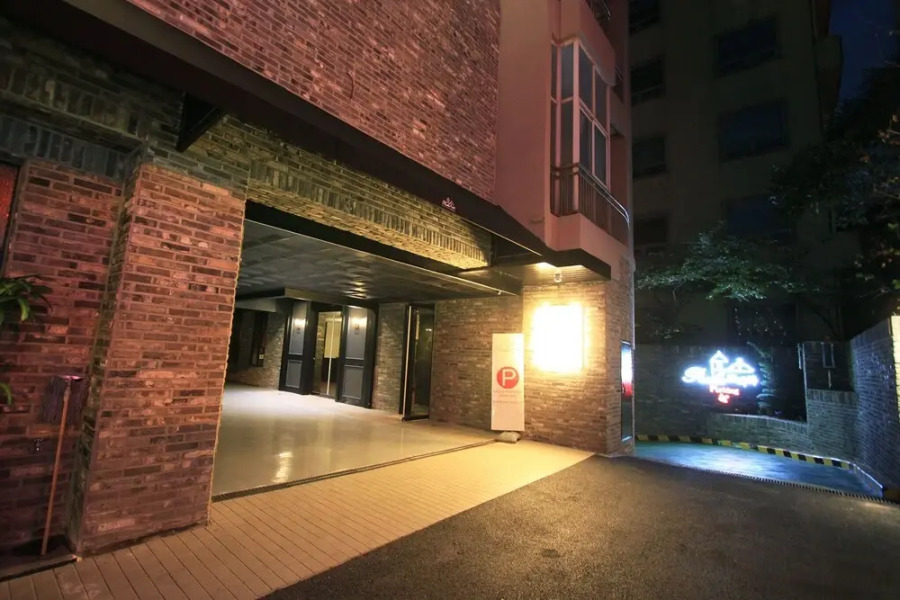 Changwon Palyongdong Praha Hotel