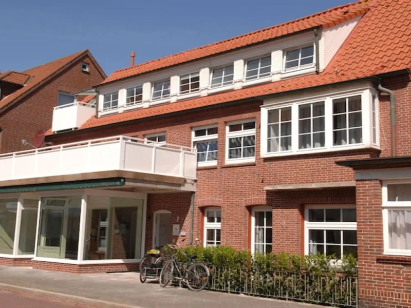 House Flora, Golden Knoepke