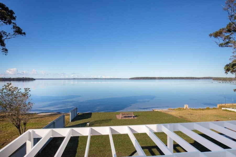 Tranquility Beach House - Absolute Waterfront - Child and Pet Friendly