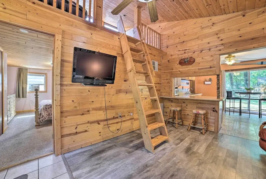 Charming Houghton Lake Cottage w/ Backyard!