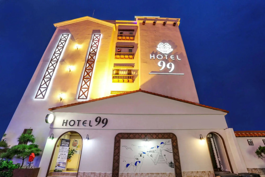 Hotel 99