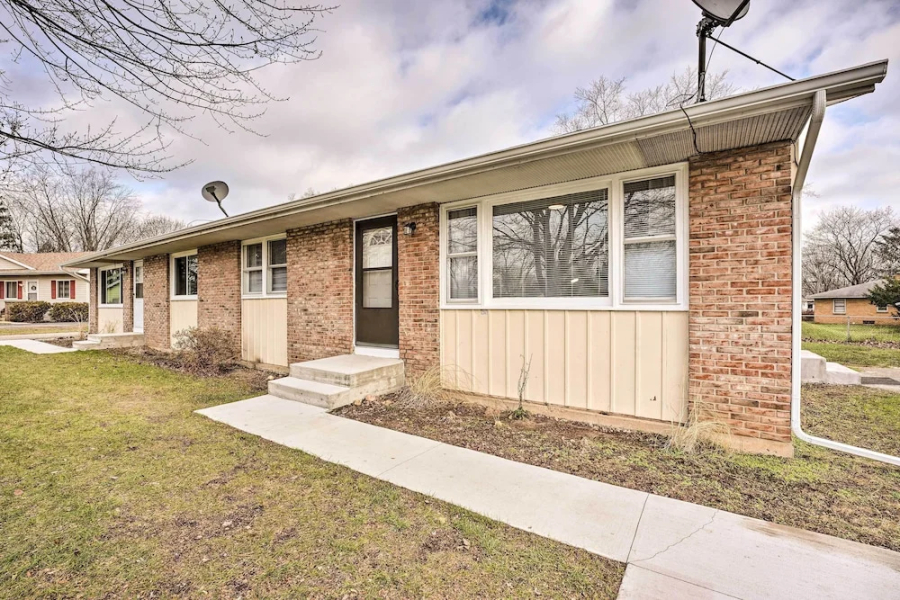 Homey Duplex - 10 Mi to Downtown Grand Rapids!