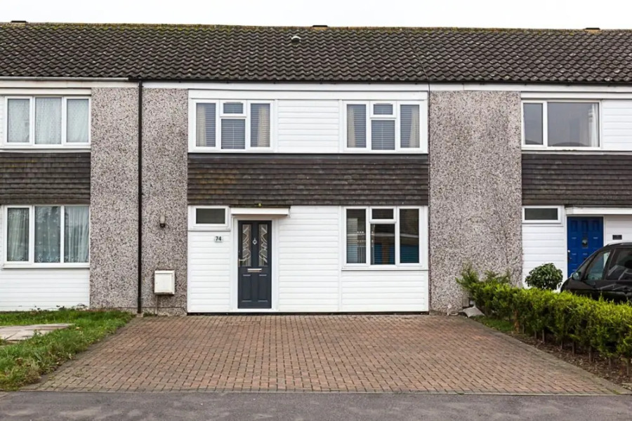 Gatwick Place- Spacious 4 Bedroomed House With Private Parking