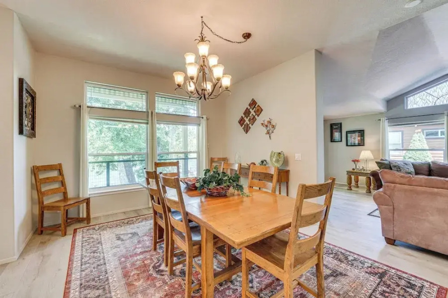 Waterfront Shady Cove Home w/ Fishing Deck!