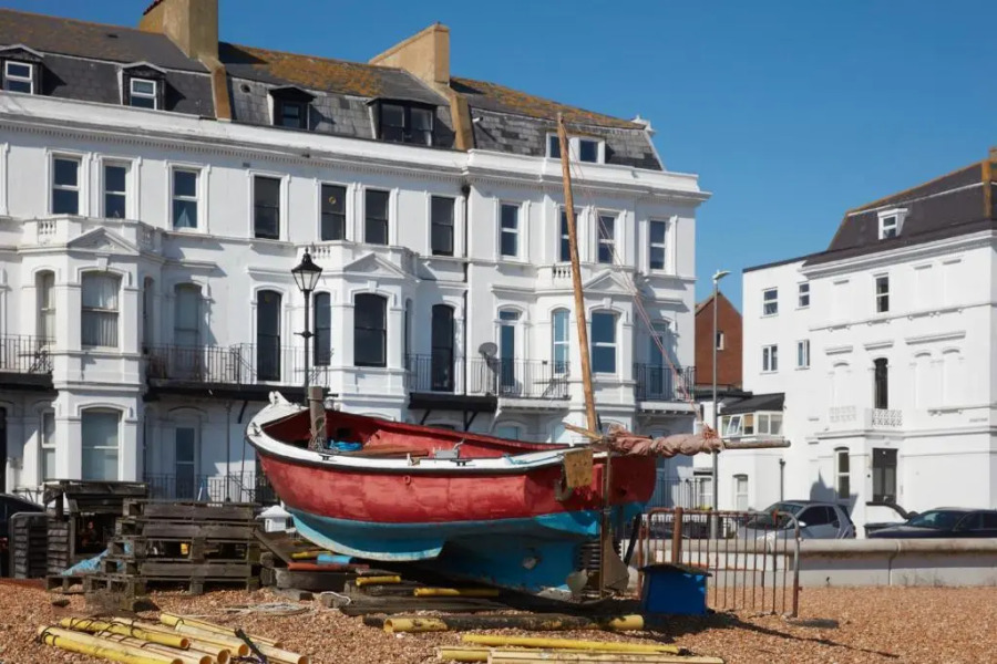 Spacious beach front apartment with stunning sea views