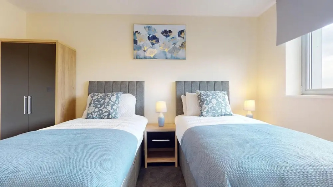 Basildon - 2 Bed Flat - Sleeps 5 - Near Station