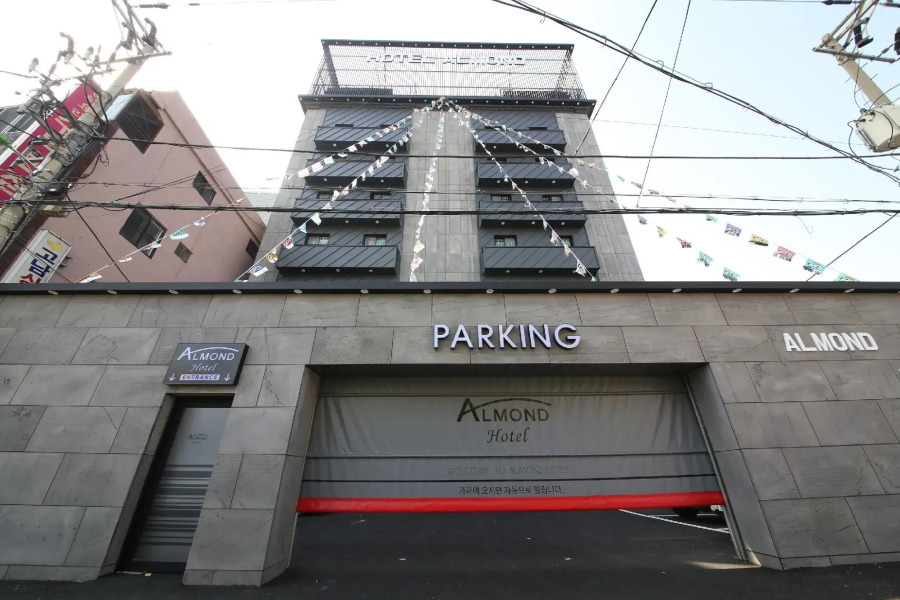 Gupo Station Almond Hotel