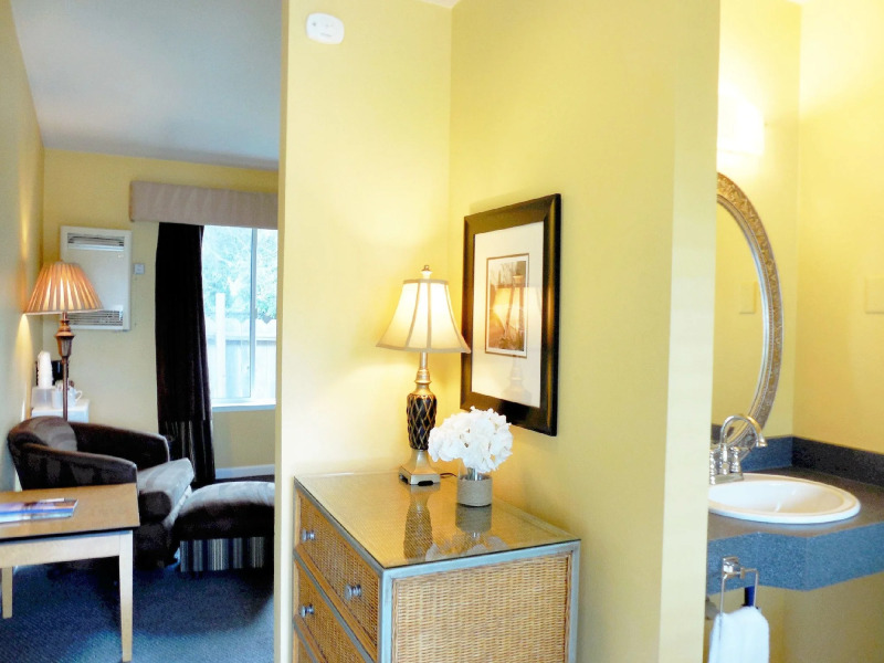 Sea Breeze Inn And Cottages