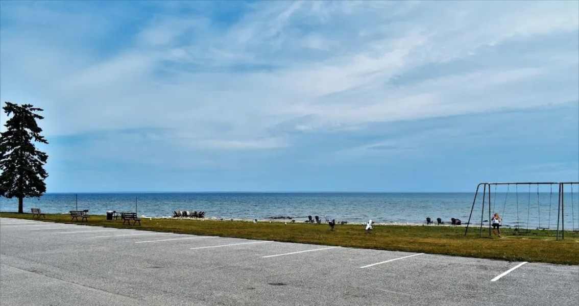 Days Inn & Suites by Wyndham St. Ignace Lakefront