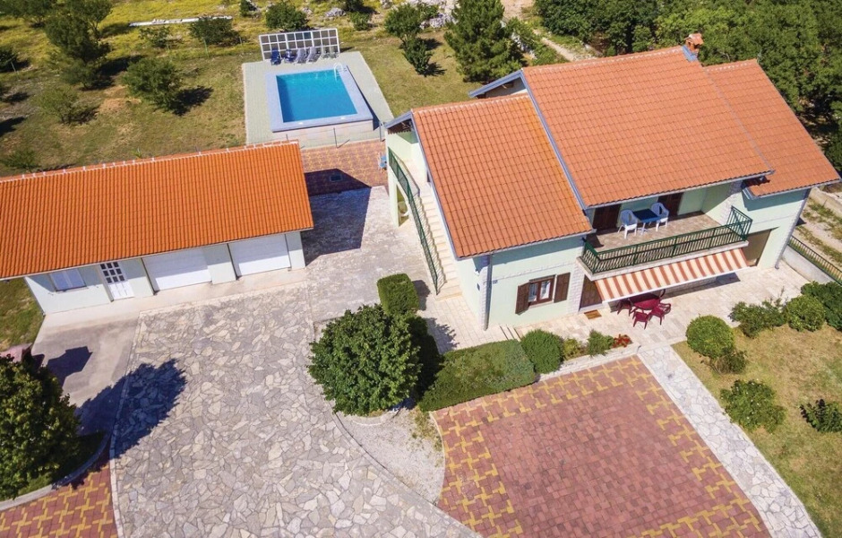 Amazing Home in Lisicic With 4 Bedrooms, Wifi and Outdoor Swimming Pool