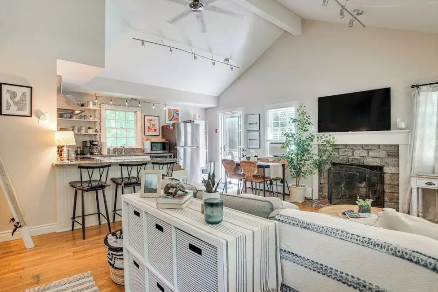 Charming Cape Cod Cottage: 4 Mi to Bristol Beach!