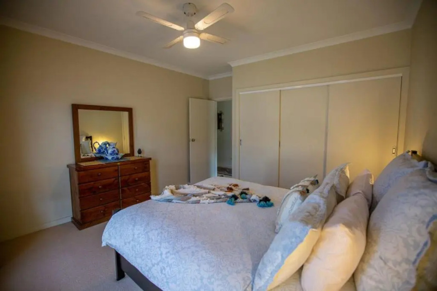 Paula's Place 8 Ti Tree Close Robe