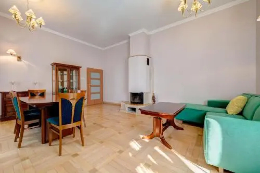 3 City Apartments - Emily