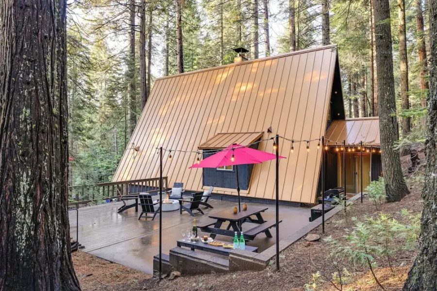 3 Mi to Calaveras Big Trees: Cabin w/ Fire Pit!