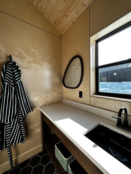 Yellowstone Peaks Hotel