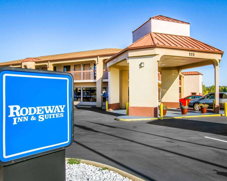 Rodeway Inn & Suites Clarksville near Governors Square Mall