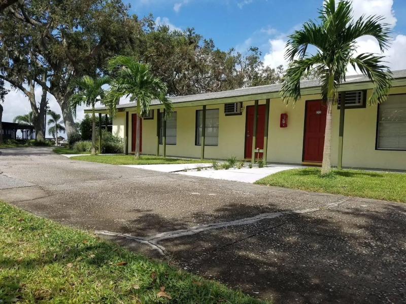 Lakeside Inn and Cafe