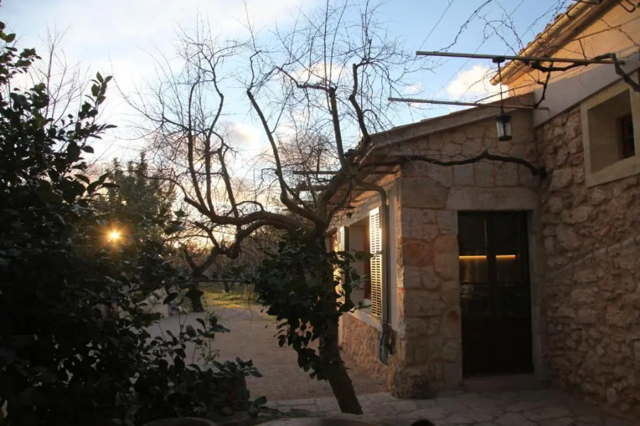 Son Jordi nou, beautiful villa near Alaro big swimming pool, BBQ mountain views 12people
