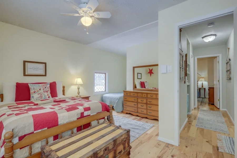 Mountainside Bliss: Red River Getaway w/ Fireplace