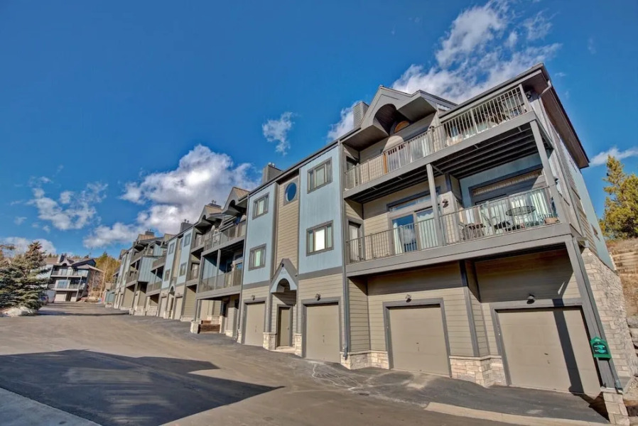 Lake Forest  201f 2 Bedroom Condo by RedAwning