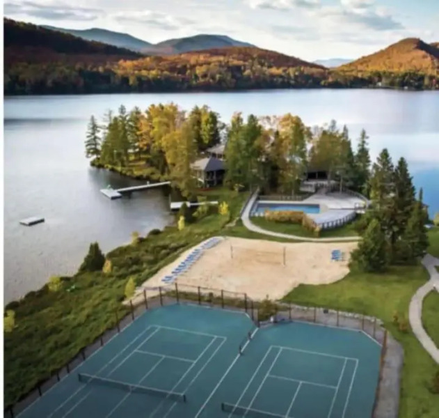 Suite overlooking the lake & mountains with resort