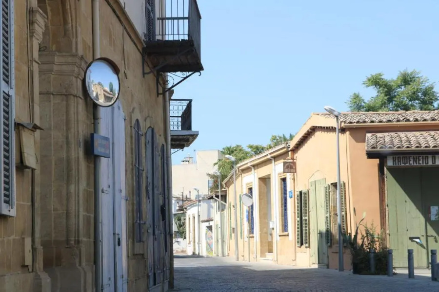 Costas Hostel Action 2