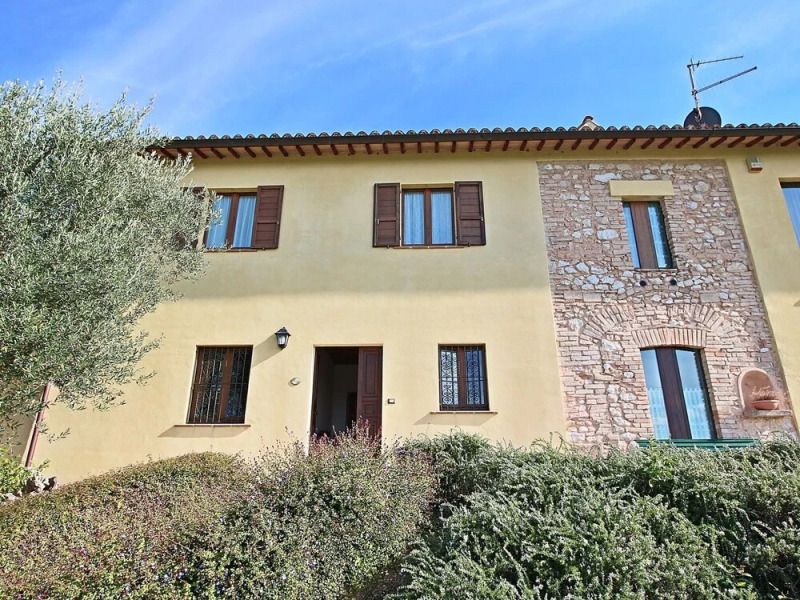 Charming Farmhouse in Trevi With Swimming Pool