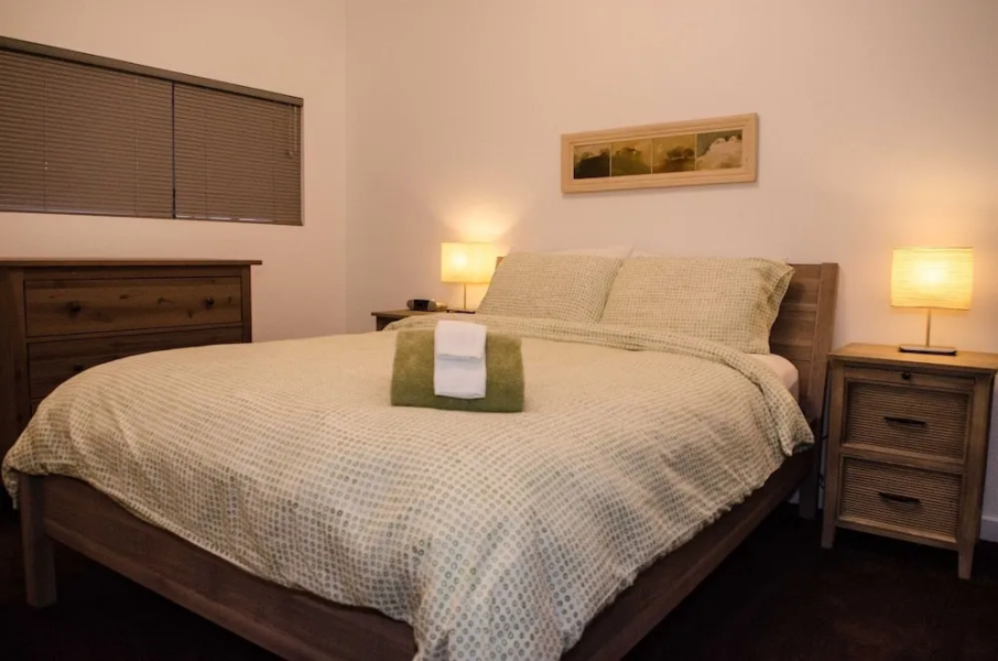 83mf - Lakeside - Hot Tub - Bbq - Dock - Sleeps 4 2 Bedroom Home by RedAwning