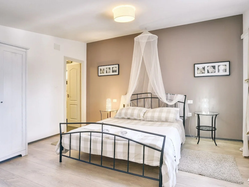 Superb Modern Villa With Pool, Large Fenced Yard Near the Beach