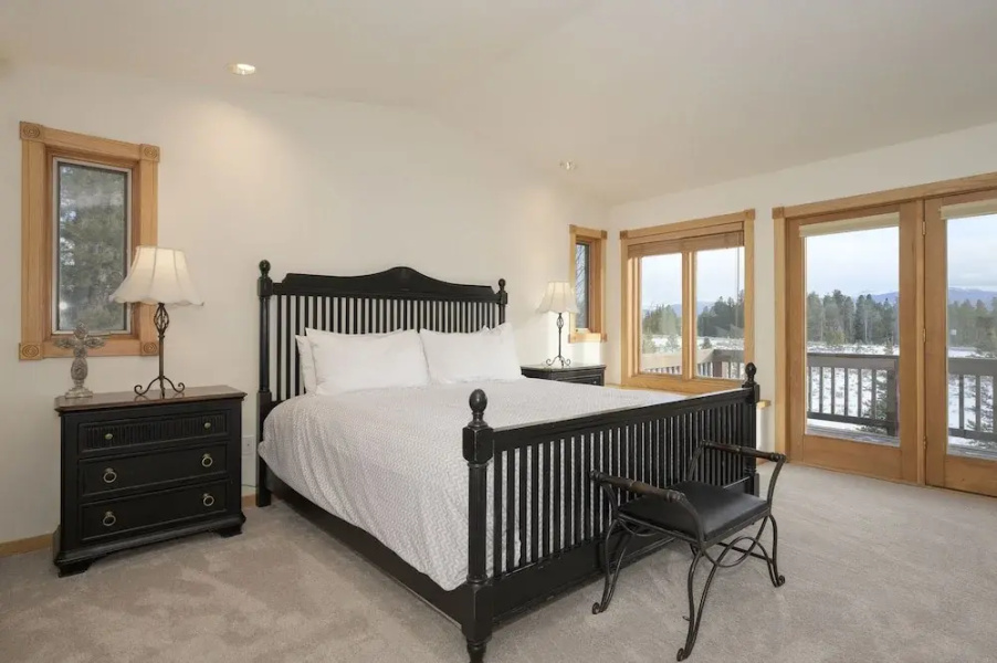 Mountain Peak 4 Bedroom Home by RedAwning