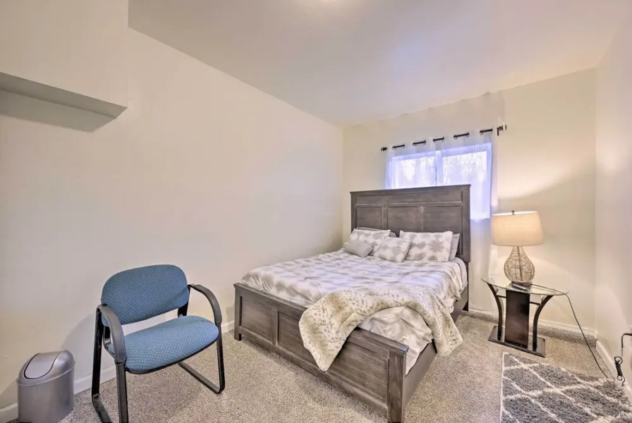 Shoreline Home w/ Deck ~ 14 Mi to Downtown Seattle